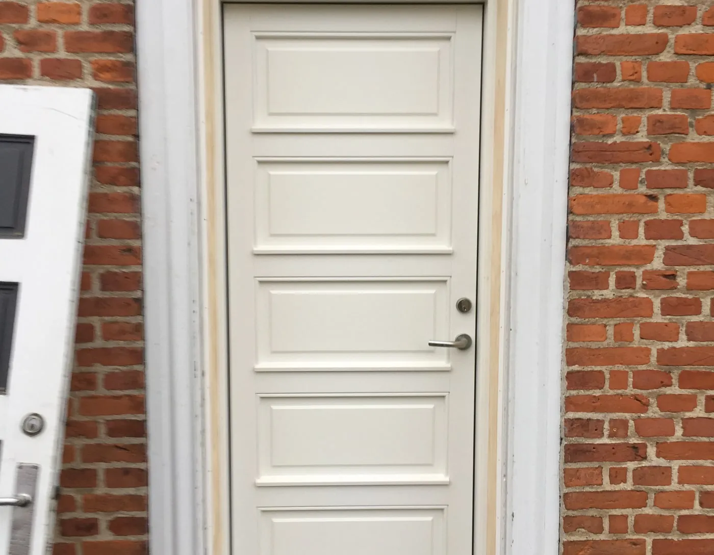Ny facadedør monteret i facade