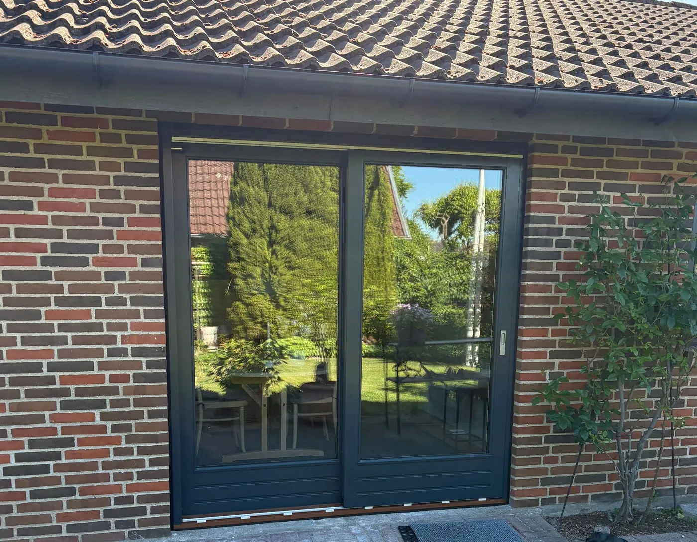 Ny skydedør monteret i murstensfacade