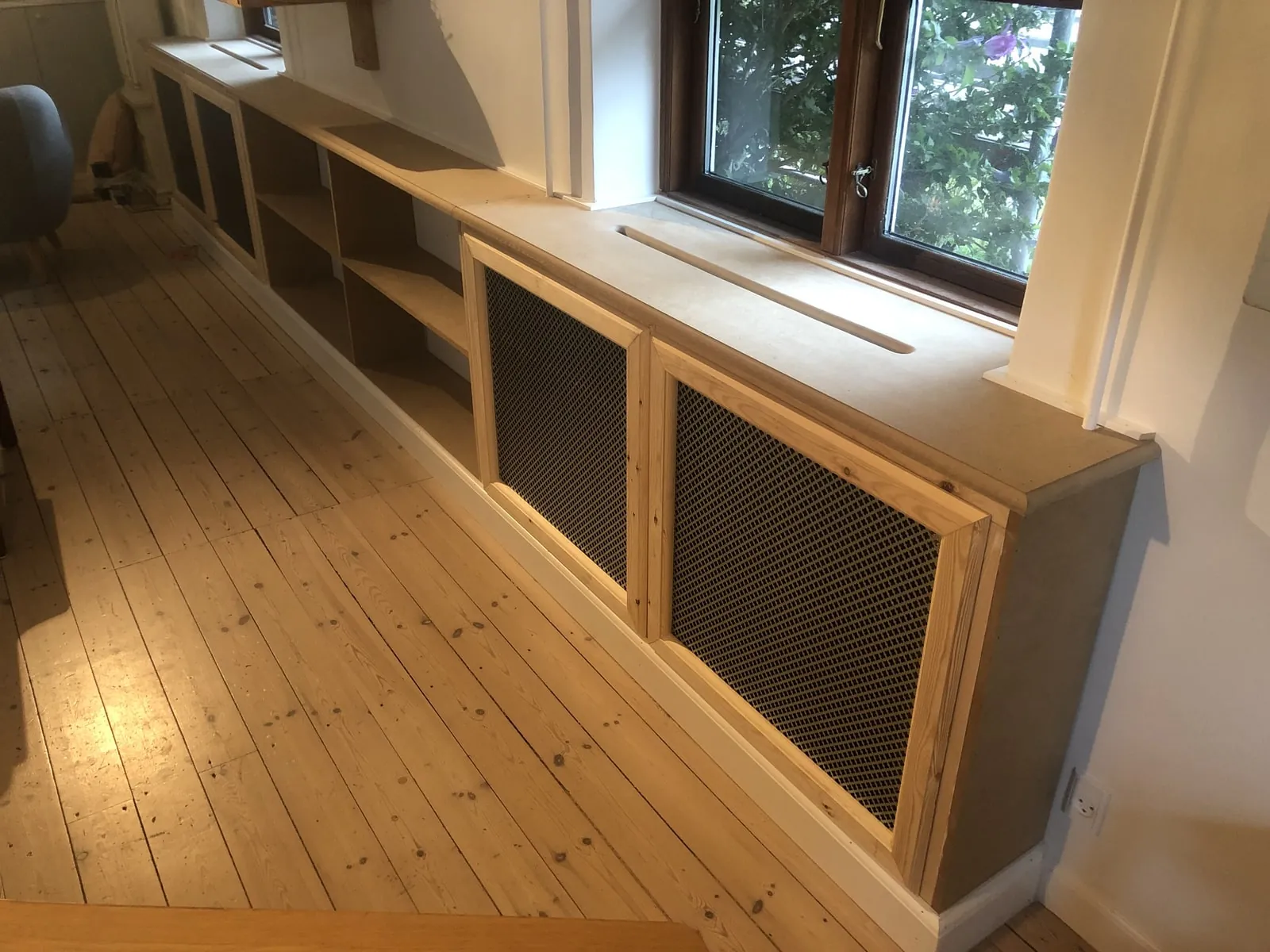Radiatorskjuler og vindueskarm lavet efter mål